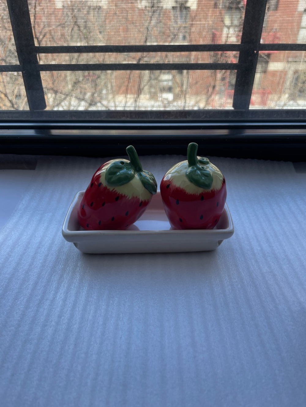 ❤️NWT Anthropologie Strawberry Salt & Pepper Shakers🍓 - Picture 7 of 7